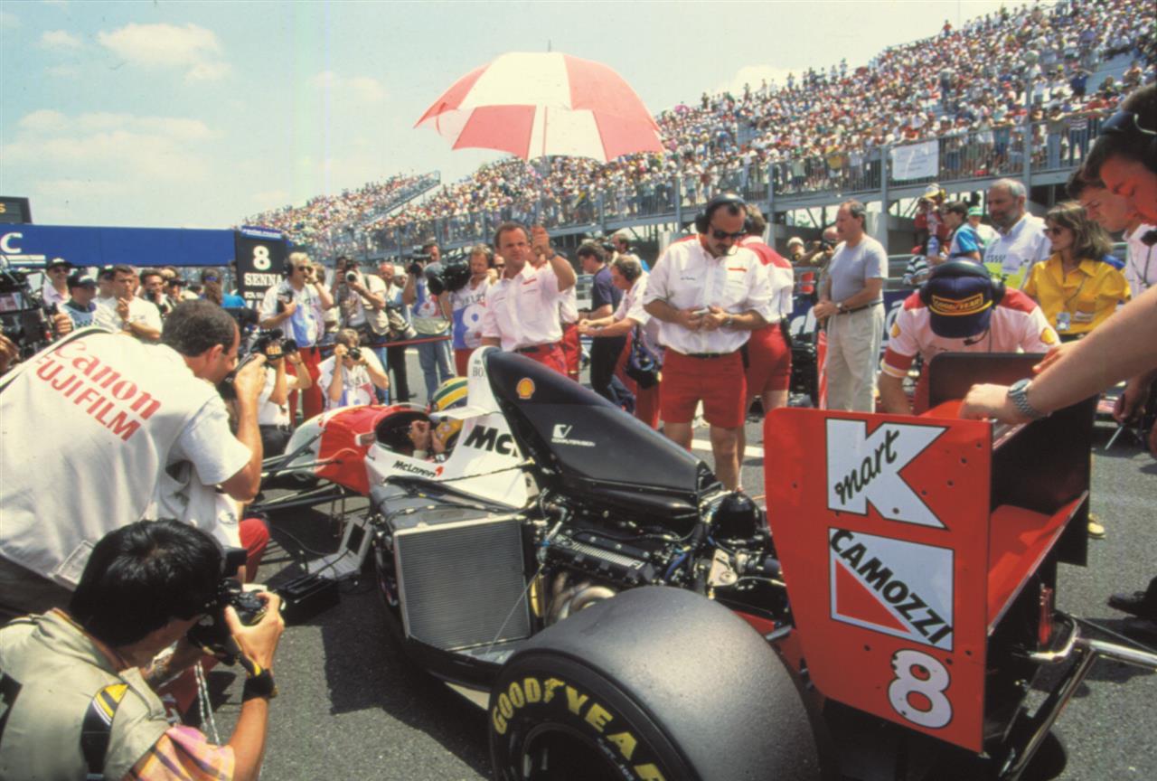 1993: Camozzi customers are invited into the paddocks of the racetracks all around the world to watch the races of the Mc Laren driven by Ayrton Senna.